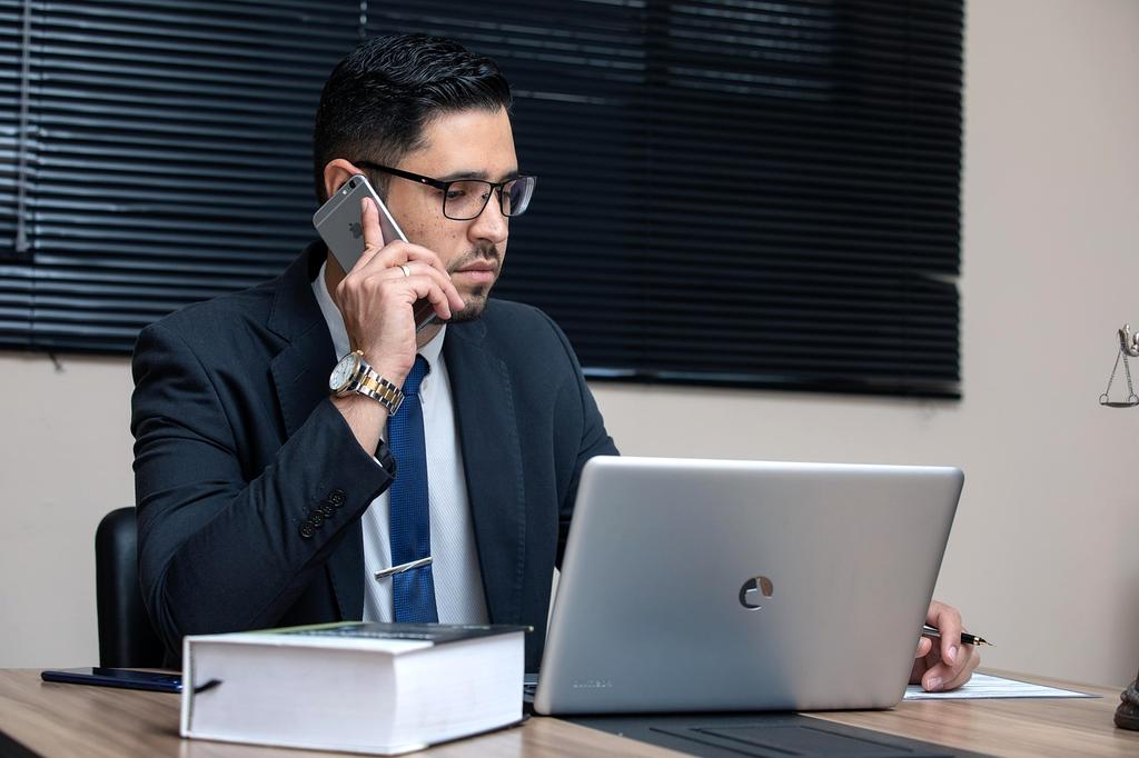 Корпоративна среща с правни консултанти обсъждащи стратегии